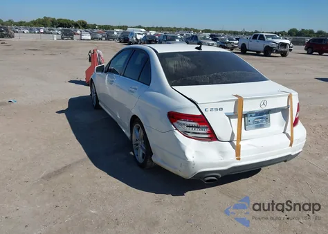 2014 Mercedes-Benz C 250 Sport z USA, uszkodzony, nr VIN WDDGF4HB3EG215256